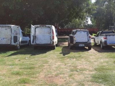 Quatro dos veículos apreendidos e carregados com cigarros (Foto: Divulgação/PRF)