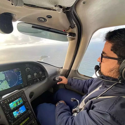 Gustavo Carneiro, piloto do avião, é de Corumbá. (Foto: Reprodução das redes sociais)