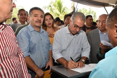 Momento em que Reinaldo Azambuja recebeu o documento do Poder Legislativo de Aquidauana