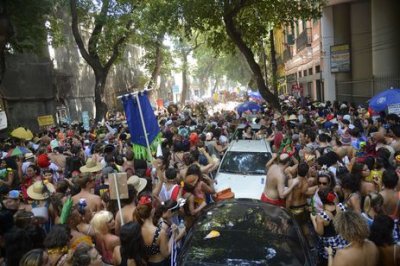 Cordo do Boitat arrasta folies pelas ruas do centro do Rio - Agncia Brasil