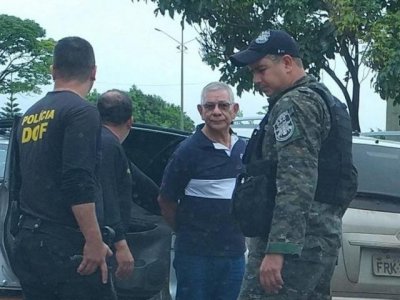 Homem que dirigia carro roubado cercado por policiais brasileiros e paraguaios (Foto: Mbykymi Notcias)