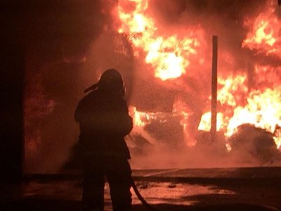 Incndio comeou na noite desta sexta-feira - Foto: Denis Felipe / Correio do Estado