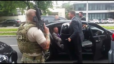 Momento em que o ex-presidente Michel Temer  abordado pela Polcia Federal  Foto: Reproduo/TV Globo