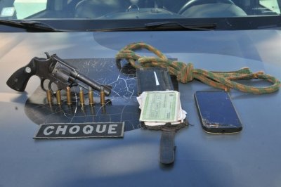 Celulares e carteira do motoristas tambm foram roubados pelos sequestradores - Foto: Valdenir Rezende/Correio do Estado