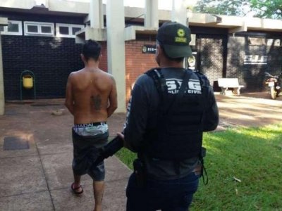 Detidos em operao desta tera-feira so levados para delegacia (Foto: Osvaldo Duarte/Dourados News)
