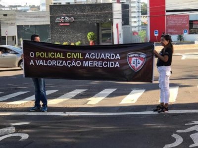 Policiais civis durante protesto nesta manh na Avenida Afonso Pena (Foto: Ronie Cruz)