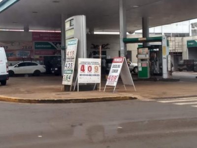 S trs postos de Dourados vendem gasolina a R$ 4,09 (Foto: Helio de Freitas)