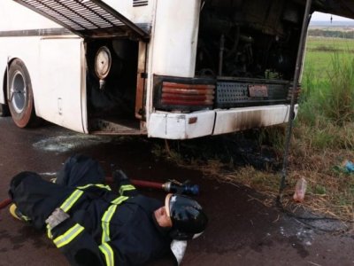 Parte de trs do veculo foi destruda pelo fogo (Foto: Henrique Kawaminami)