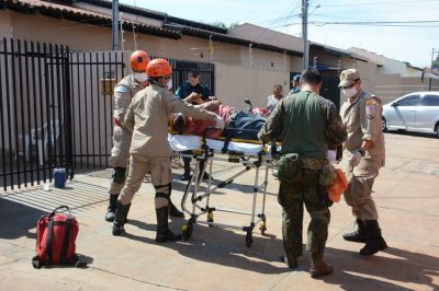 Vtima sendo socorrida pelos bombeiros. - Foto: Bruno Henrique / Correio do Estado