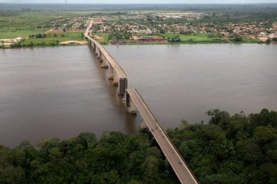 Acidente teria sido causado por uma balsa que colidiu com um dos pilares da ponte