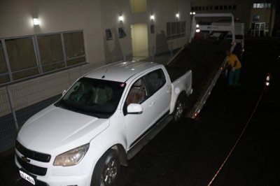 Veculo sendo guinchado no pronto socorro da Santa Casa. (Foto: Paulo Francis)