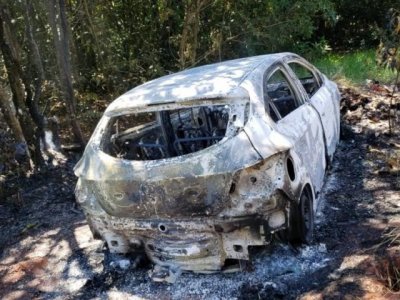 Veculo carbonizado encontrado em estrada vicinal (Foto: Direto das Ruas)