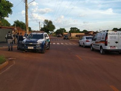 Policiais no local onde houve confronto com trs suspeitos mortos (Foto: Adilson Domingos)