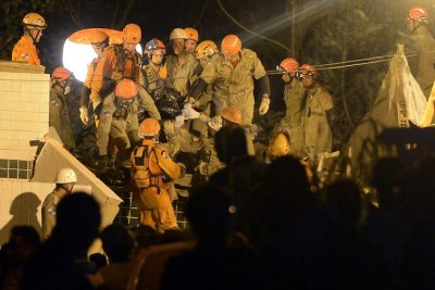 Equipes que atuam na busca e resgate de pessoas aps o desabamento dos dois prdios na comunidade da Muzema. - Fernando Frazo/Agncia Brasil