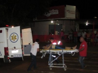 Vtima sendo colocada na ambulncia aps ser atingido pelos tiros. (Foto: Aislan Nonato)