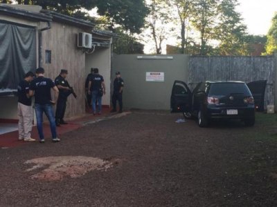 Policiais no estacionamento de motel, onde homem foi morto nesta tarde (Foto: Por News)