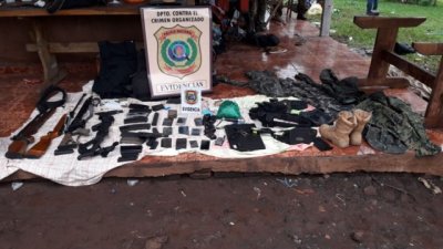 Armas, celulares e roupas camufladas encontradas com suspeitos (Foto: Capitn Bado.com)