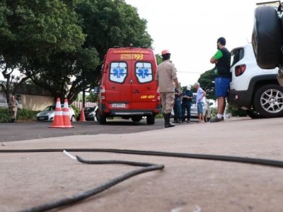 Fios ficaram cados na calada aps o acidente. (Foto: Henrique Kawaminami)