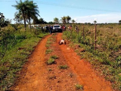 Estrada vicinal onde corpo da mulher foi encontrado, na manh de sexta-feira, em Dourados. (Foto: Adilson Domingos).