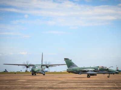Aeronaves prestes a levantar voo no ptio da Base Area de Campo Grande. (Foto: Sargento Bruno Batista e Cabo Andr Feitosa/CECOMSAER)