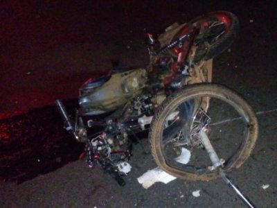 Motocicleta destruda aps coliso com caminho (Foto: Edio MS)