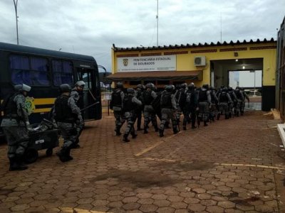 Policiais do Batalho de Choque da PM entram na Penitenciria de Dourados, s 6h56 de hoje (Foto: Adilson Domingos)
