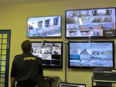 Agente observa sistema de monitoramento na Penitenciria Estadual de Dourados (Foto: Divulgao)