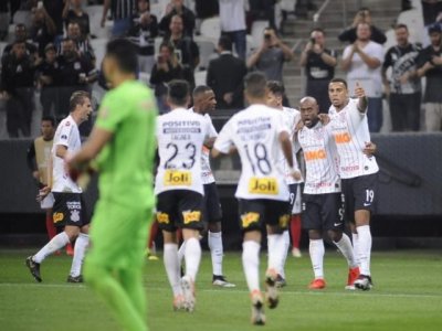 Vagner Love abraado com os colegas de time aps marcar o seu gol na partida. (Foto: Alan Morici)