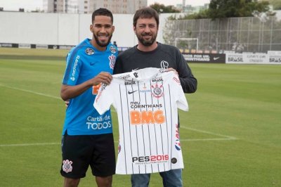 Everaldo foi apresentado nesta sexta-feira (Foto: Daniel Augusto Jr./Ag. Corinthians)