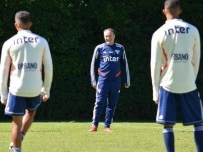 Tcnico Cuca sorri durante treino do Tricolor (Foto: So Paulo FC/Divulgao)