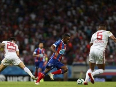 Disputa de bola durante o jogo desta noite. (Foto: Bahia/FC)