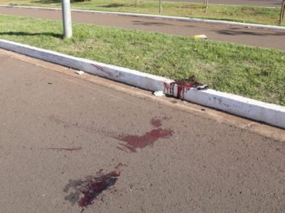 Hoje de manh ainda era possvel encontrar manchas de sangue no local do acidente (Foto: Paulo Francis)