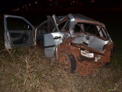 Gol teve a traseira atingida por uma caminhonete e ficou destrudo. (Foto: Ivi Notcias)