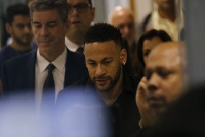 O jogador Neymar deixa a Delegacia de Represso aos Crimes de Informtica, no Rio de Janeiro, aps depoimento - Fernando Frazo/Agncia Brasil