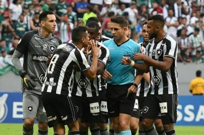 Jogadores do Botafogo reclamam com o rbitro durante o jogo contra o Palmeiras (Foto: Edu Andrade)