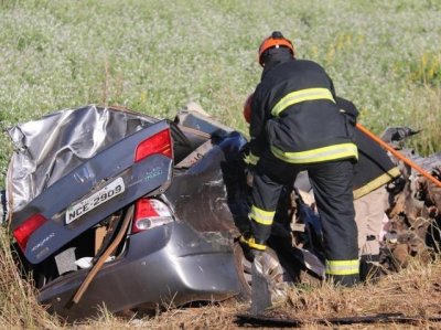 Bombeiro trabalhando na retirada dos corpos, presos s ferragens (Foto: Norbertino Angeli/Jovem Sul News)