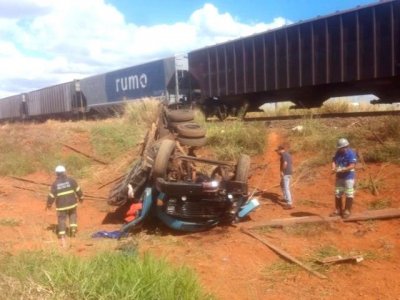 Trem ao fundo e caminho destrudo. (Foto: Mstododia)