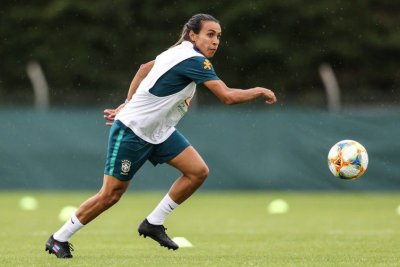 Marta volta a treinar com as demais jogadoras - Divulgao CBF