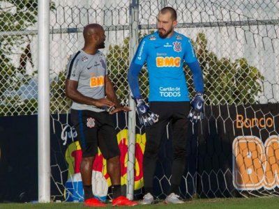 Vagner Love e Walter conversam durante treinamento do Timo (Foto: Daniel Augusto Jr./Agncia Corinthians)