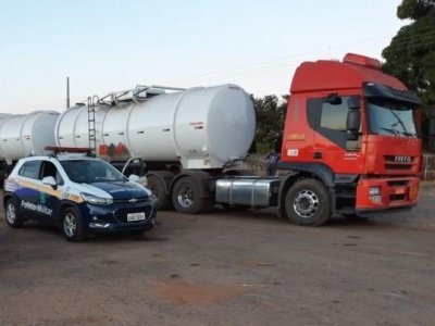 Caminho e viatura da PRF onde estava equipe que salvou motorista (Foto: PRF/Divulgao)