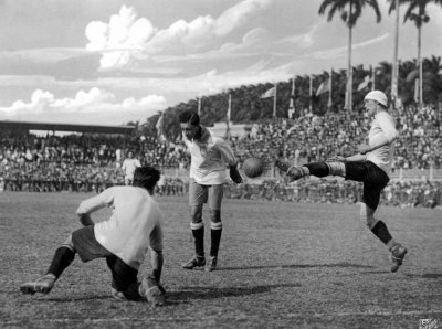 Gol do ttulo em 1919: Firedenreich faz de cabea o gol da vitria contra o Uruguai - Crditos: Arquivo Nacional