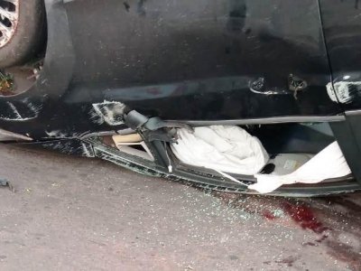 Carro capotado e manchas de sangue do lado do motorista (Foto: Por News)
