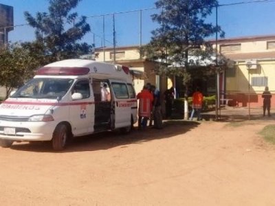 Ambulncia em frente a presdio onde motim aconteceu (Foto: Por News)