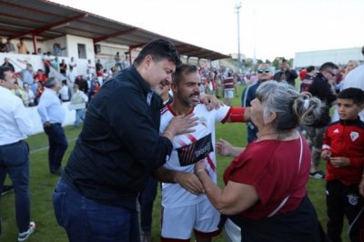 O sul-mato-grossense Luiz Andrade, de preto, chora ao comemorar o acesso do Vilafranquense com o capito do time, Lus Pinto (Foto: Osvalda Toledo)