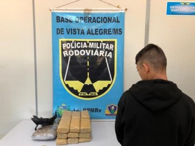 Suspeito ao lado de tabletes apreendidos pela polcia. (Foto: PMR)