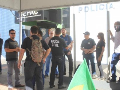 Policiais civis concentraram o protesto em uma tenda em frente a Depac Centro, na rua Padre Joo Crippa (Foto: Marina Pacheco)