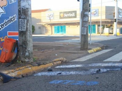 Pedaos da motocicleta ficaram pelo local (Foto: Marina Pacheco)