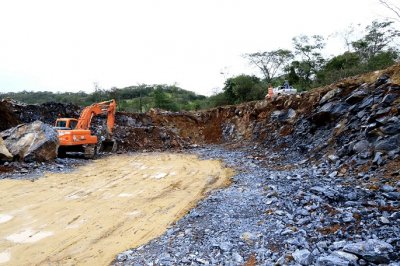 Mquinas e detonao de rochas abrem caminho na serra