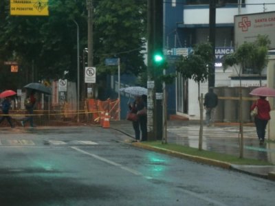 Da meia-noite para o incio desta manh, a temperatura est em queda em quase todo o Mato Grosso do Sul. Em Sete Quedas, termmetros chegaram a marcar 10,5C s 6h desta quinta-feira (4), conforme medio de estao meteorolgica do Inmet (Instituto 