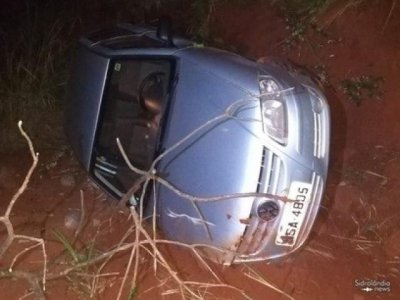 Carro capotou s margens da MS-162; suspeito fugiu pelo matagal. (Foto: Sidrolndia News)